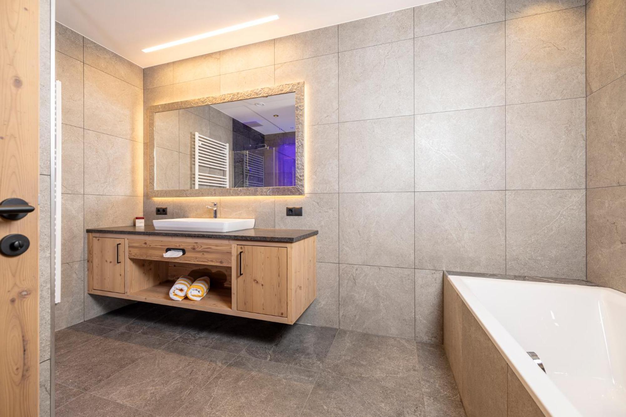 Thermal-Badhotel Kirchler Тукс Екстериор снимка