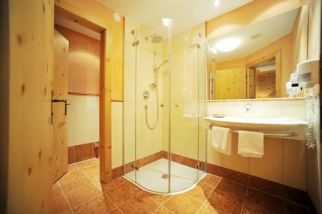 Thermal-Badhotel Kirchler Тукс Стая снимка